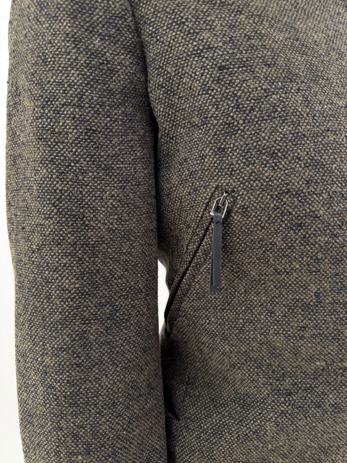 Jacheta Max Mara în stil biker din tweed Donegal de lana și mătase naturală camel și negru