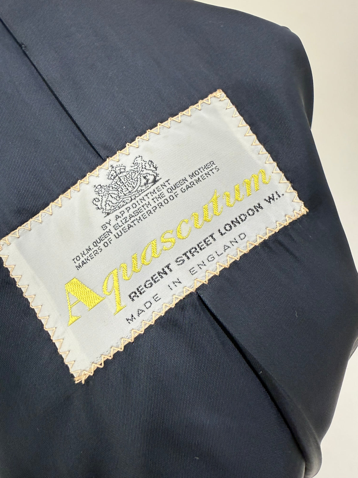 Trench luxury Aquascutum din gabardină de lana weatherproof (vânt și apă) plină structurată