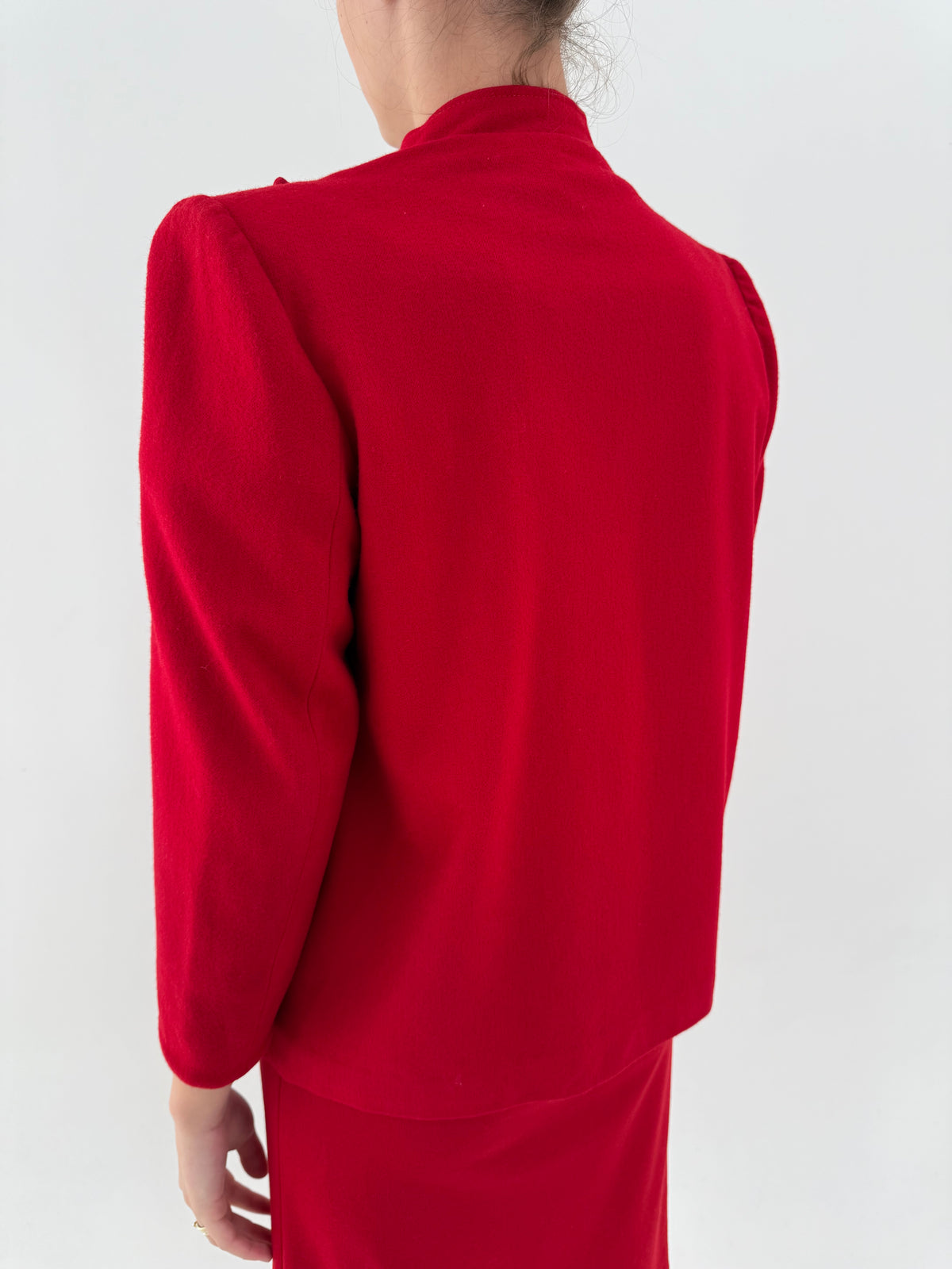 Jacheta petite în croi ultra chic asimetric din lana plină extrafina cherry red
