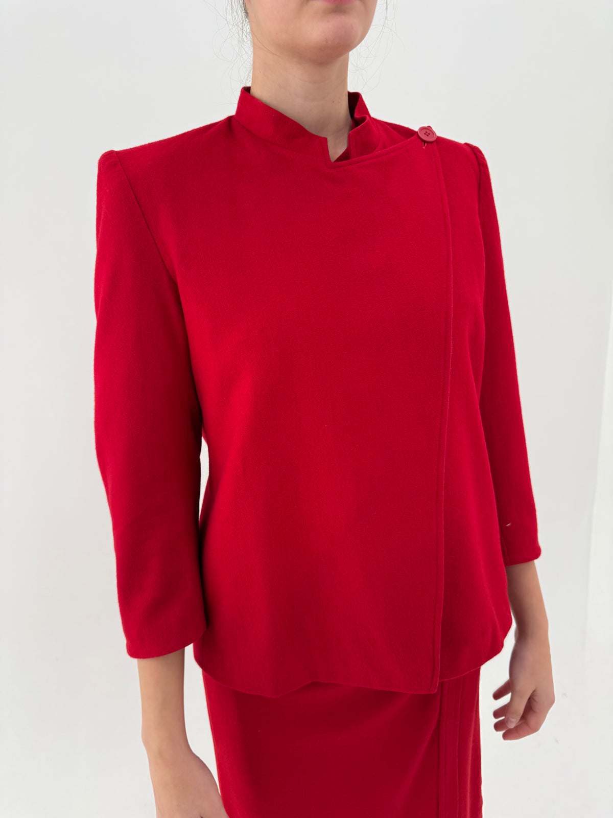 Jacheta petite în croi ultra chic asimetric din lana plină extrafina cherry red
