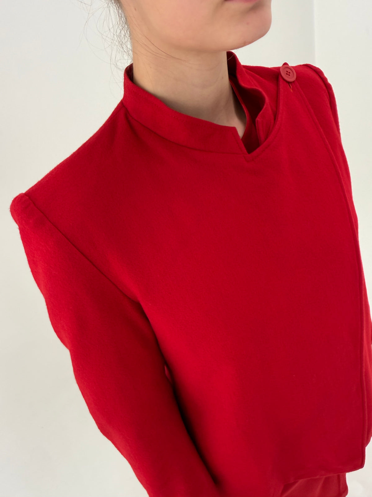 Jacheta petite în croi ultra chic asimetric din lana plină extrafina cherry red