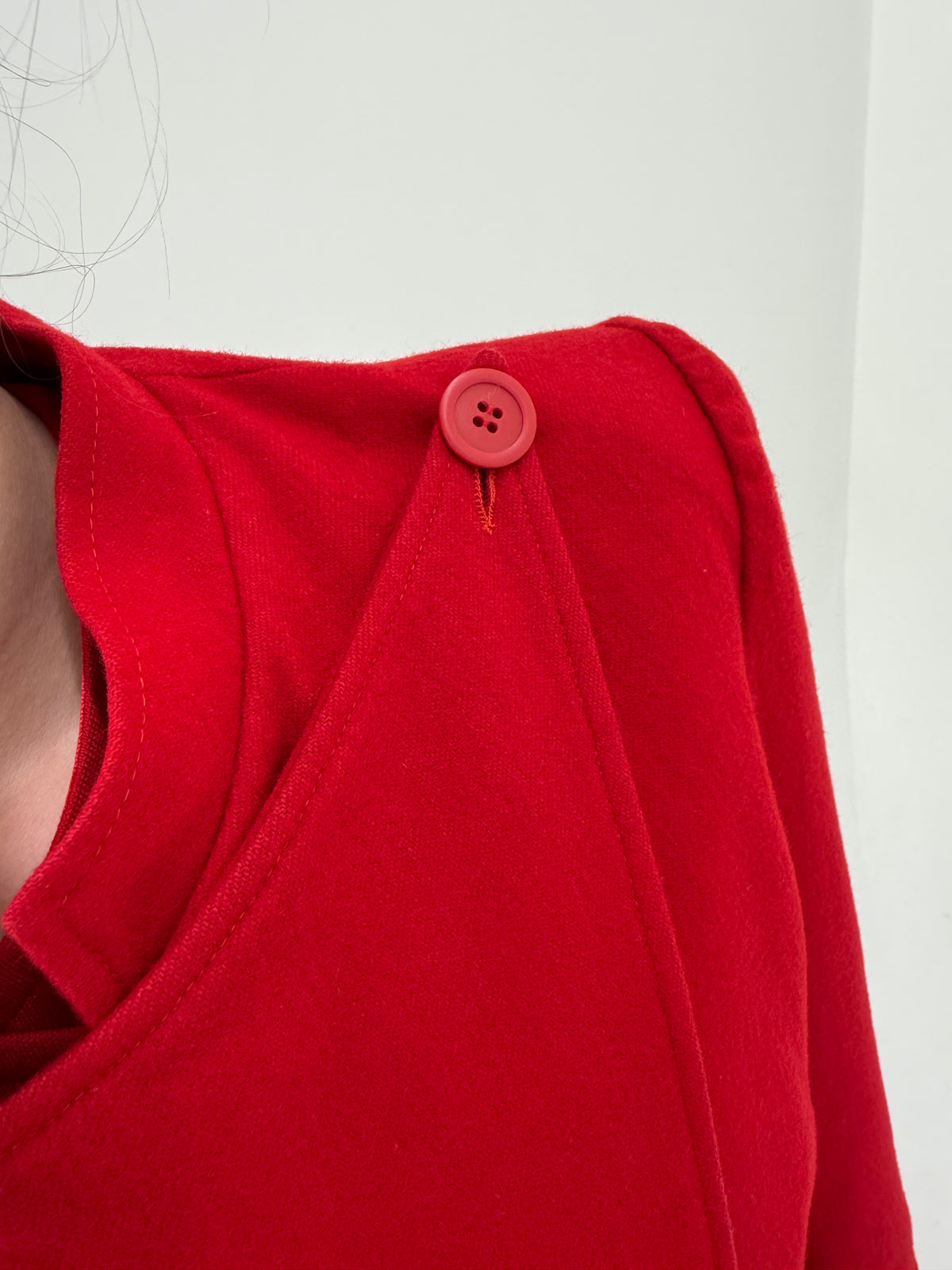 Jacheta petite în croi ultra chic asimetric din lana plină extrafina cherry red