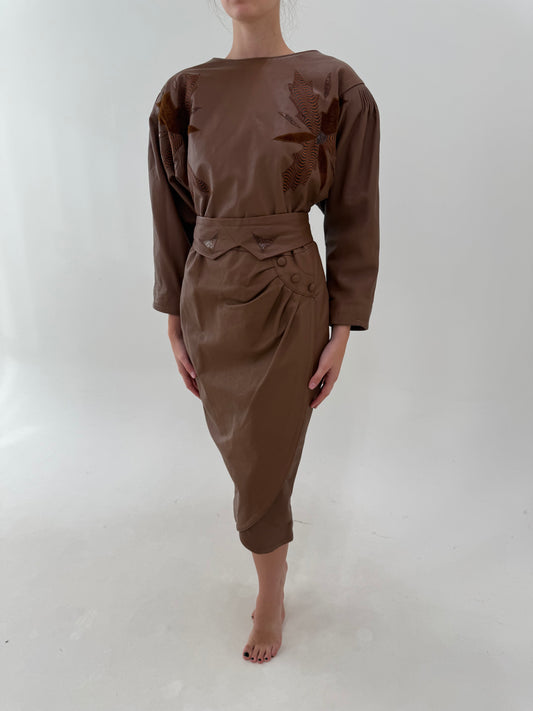 Rochie din piele naturală chocolate brown cu brâu propiu inclus în croi ultra feminin