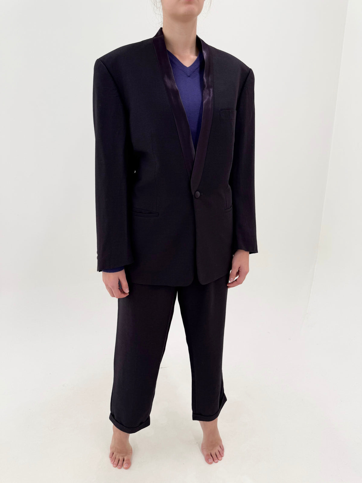 Costum vintage cu revere satinate dark eggplant din lana extrafina și pantaloni cu pense
