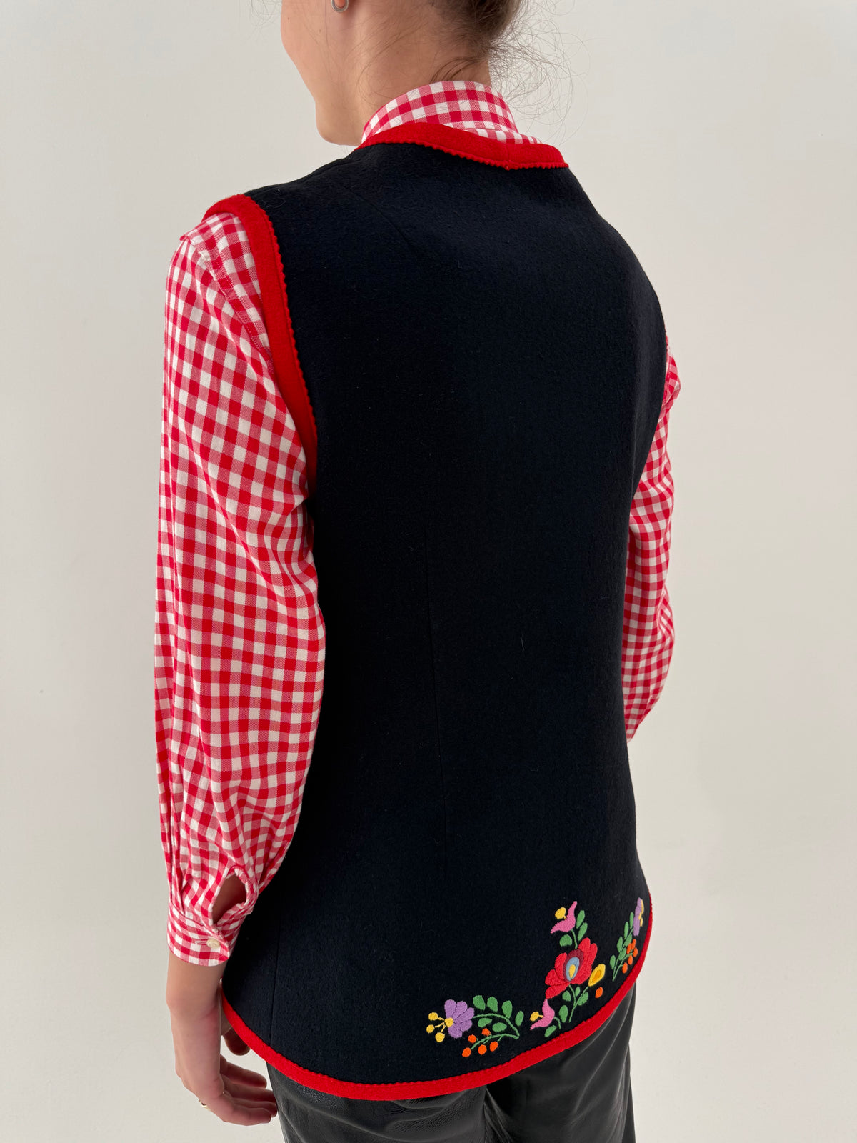 Vestă vintage din stofă plină de lana cu broderie superbă și paspoal