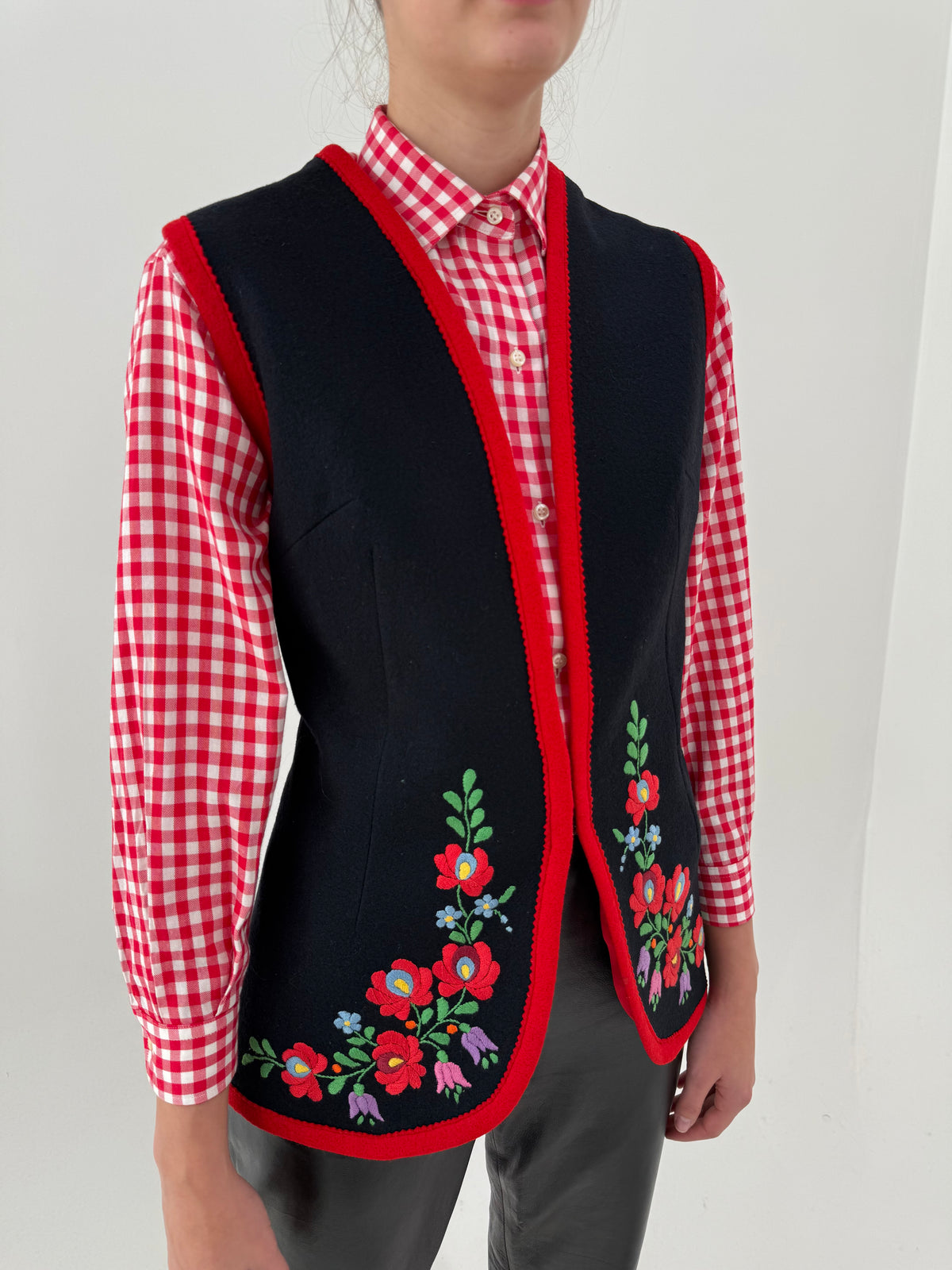 Vestă vintage din stofă plină de lana cu broderie superbă și paspoal
