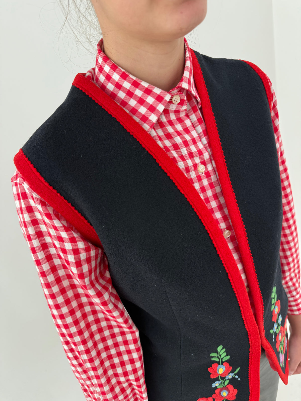 Vestă vintage din stofă plină de lana cu broderie superbă și paspoal