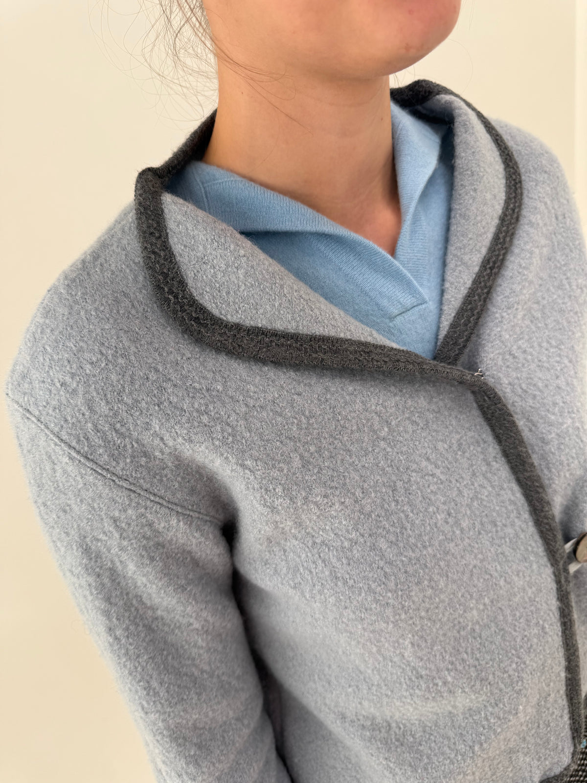 Jacheta baby blue din boiled wool ultra confort și paspoal