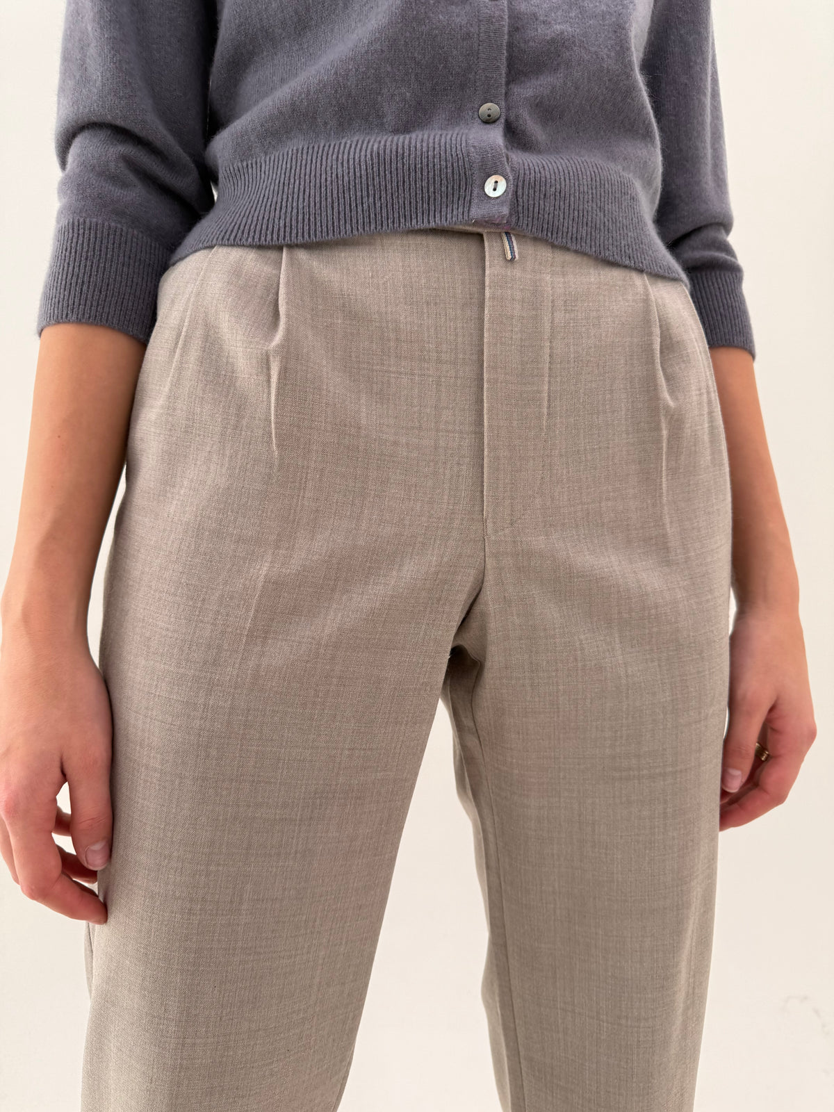 Pantaloni light taupe din lana extrafina cu pense