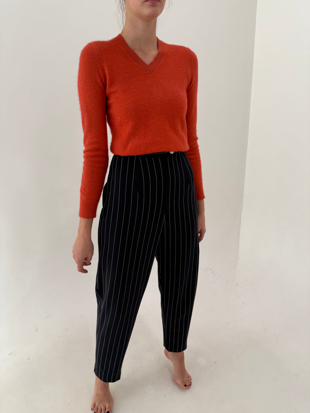 Pantaloni Navy cu talie extrem de înaltă din lana extrafina cu dungi fine verticale și solduri generoase