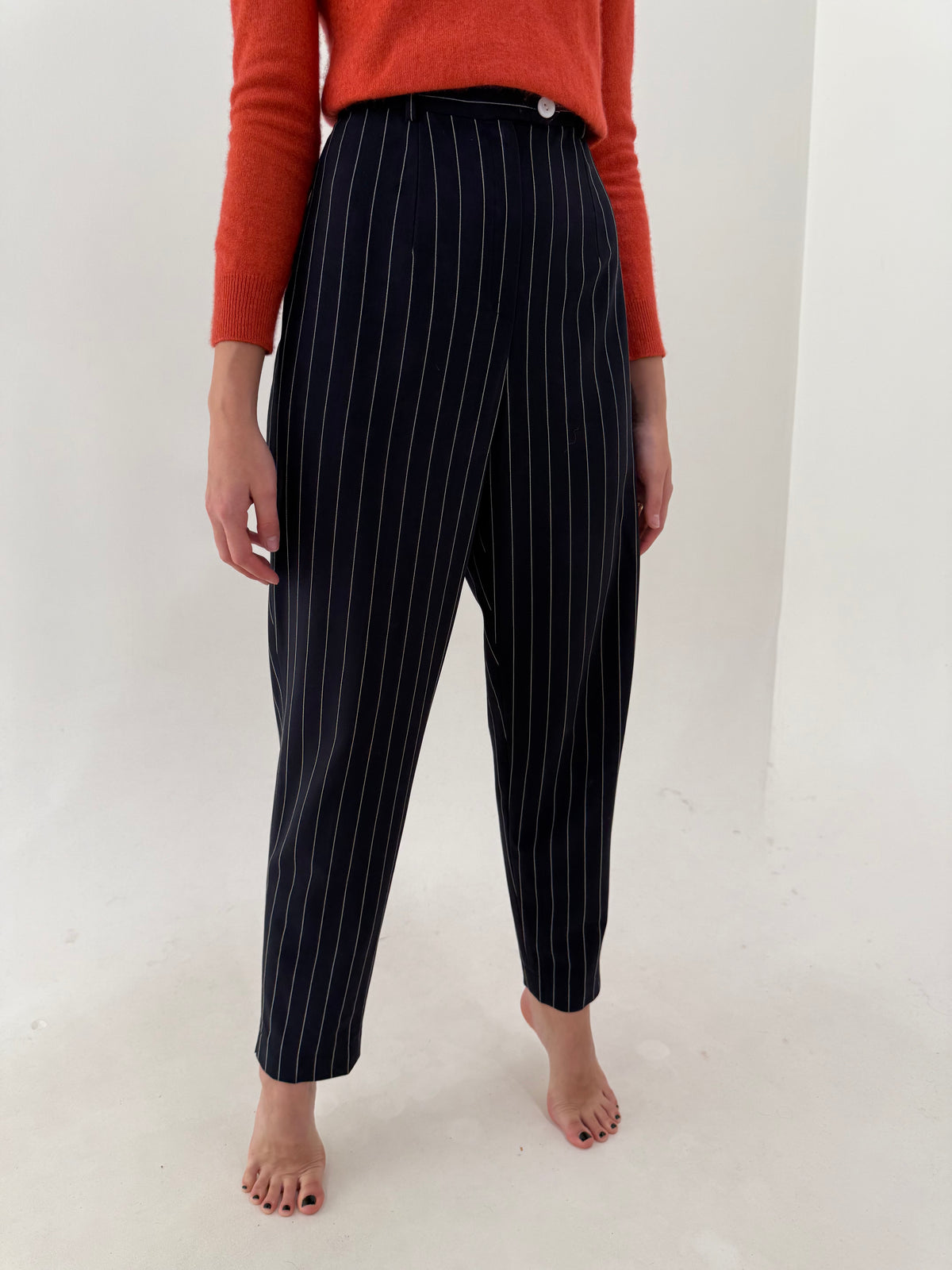 Pantaloni Navy cu talie extrem de înaltă din lana extrafina cu dungi fine verticale și solduri generoase