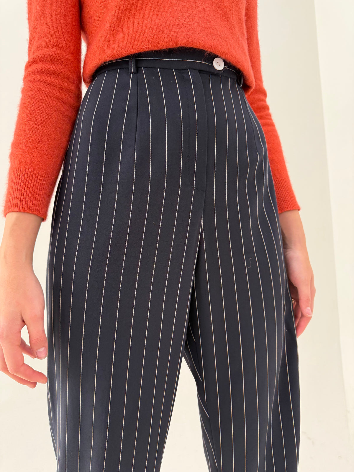 Pantaloni Navy cu talie extrem de înaltă din lana extrafina cu dungi fine verticale și solduri generoase