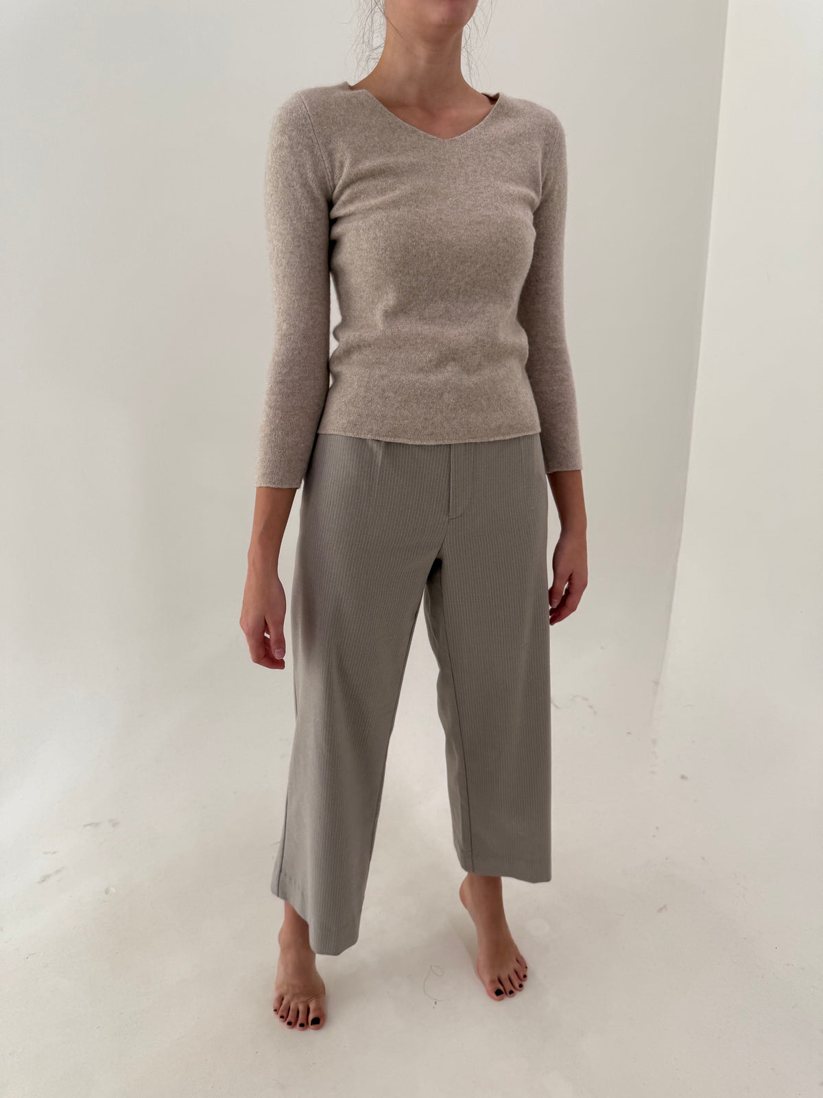 Pantaloni light taupe din stofita confort cu dungi fine camel verticale și pense petite în croi drept
