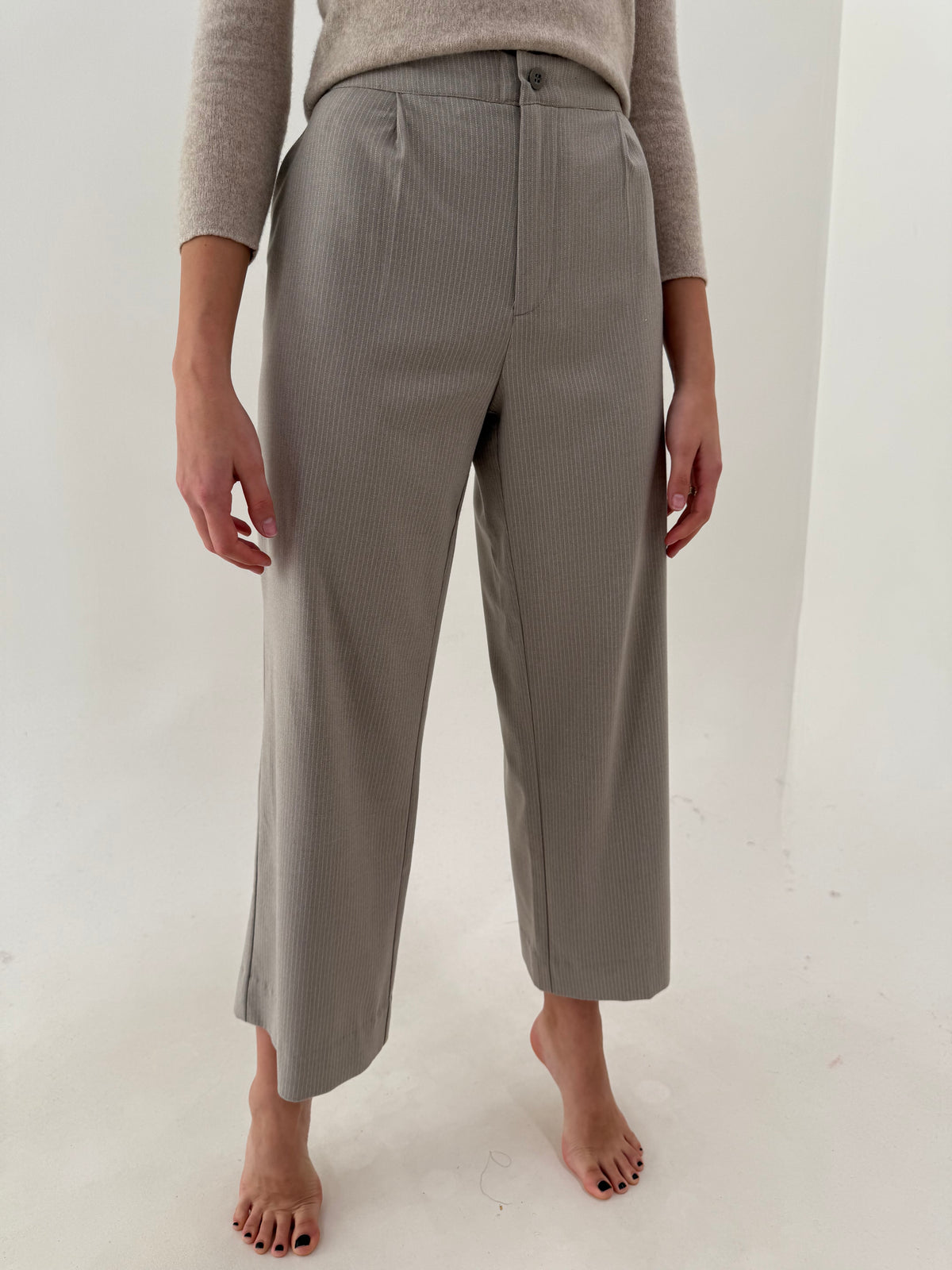 Pantaloni light taupe din stofita confort cu dungi fine camel verticale și pense petite în croi drept