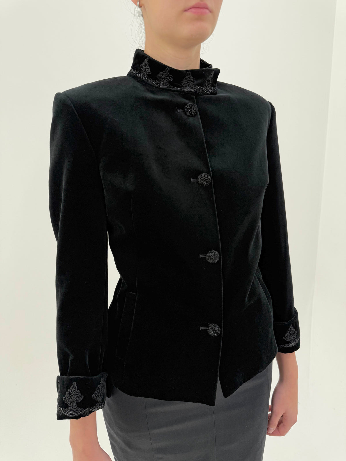 Sacou Blumarine din catifea neagră cambrat cu broderie