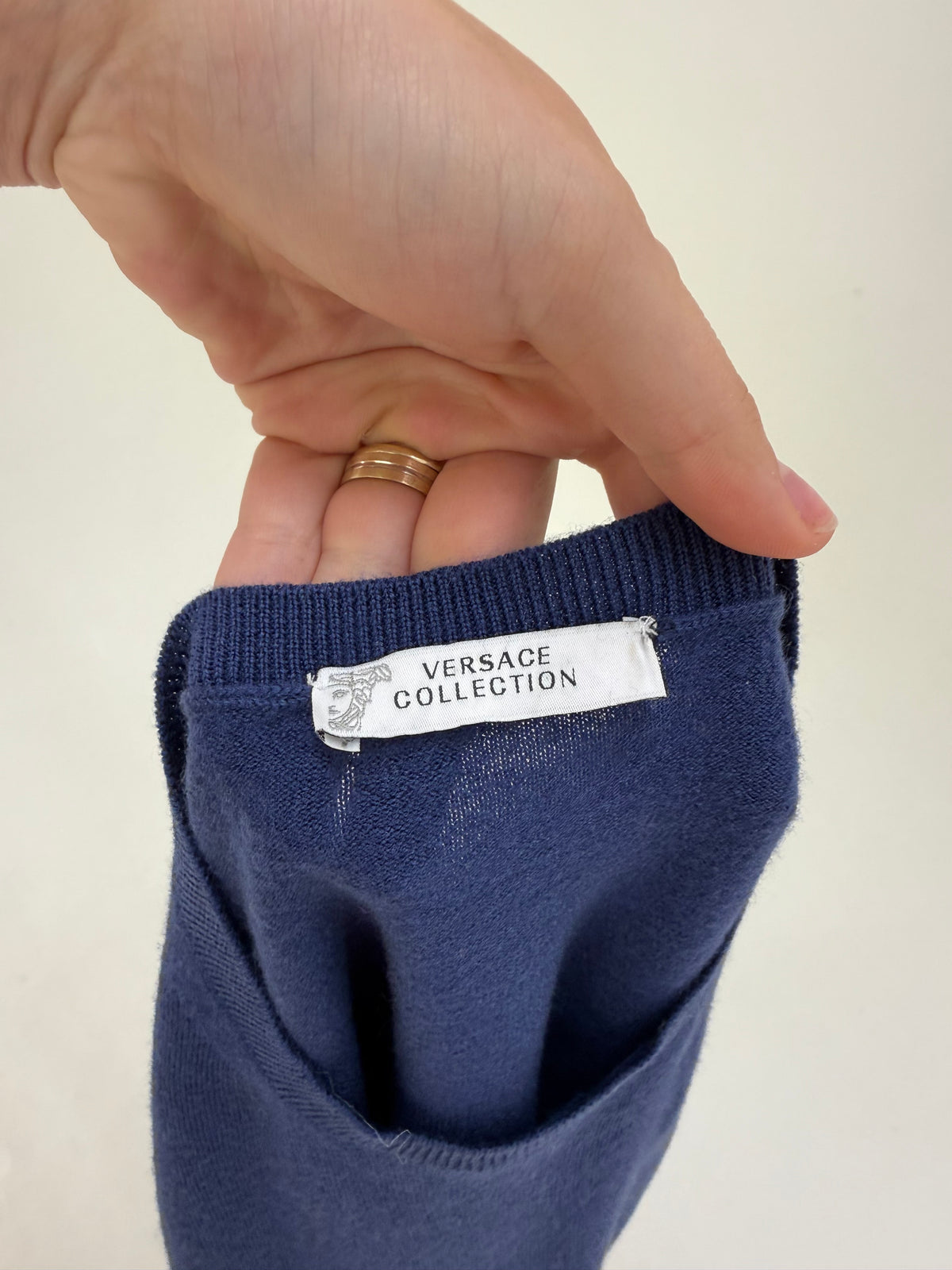 Pulover Versace cu logoul brandului discret brodat din lana extrafina crew neck