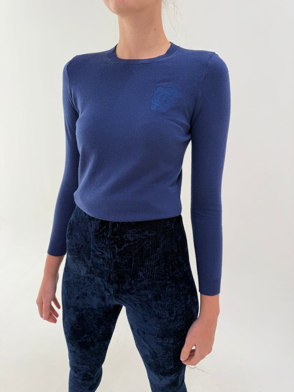 Pulover Versace cu logoul brandului discret brodat din lana extrafina crew neck