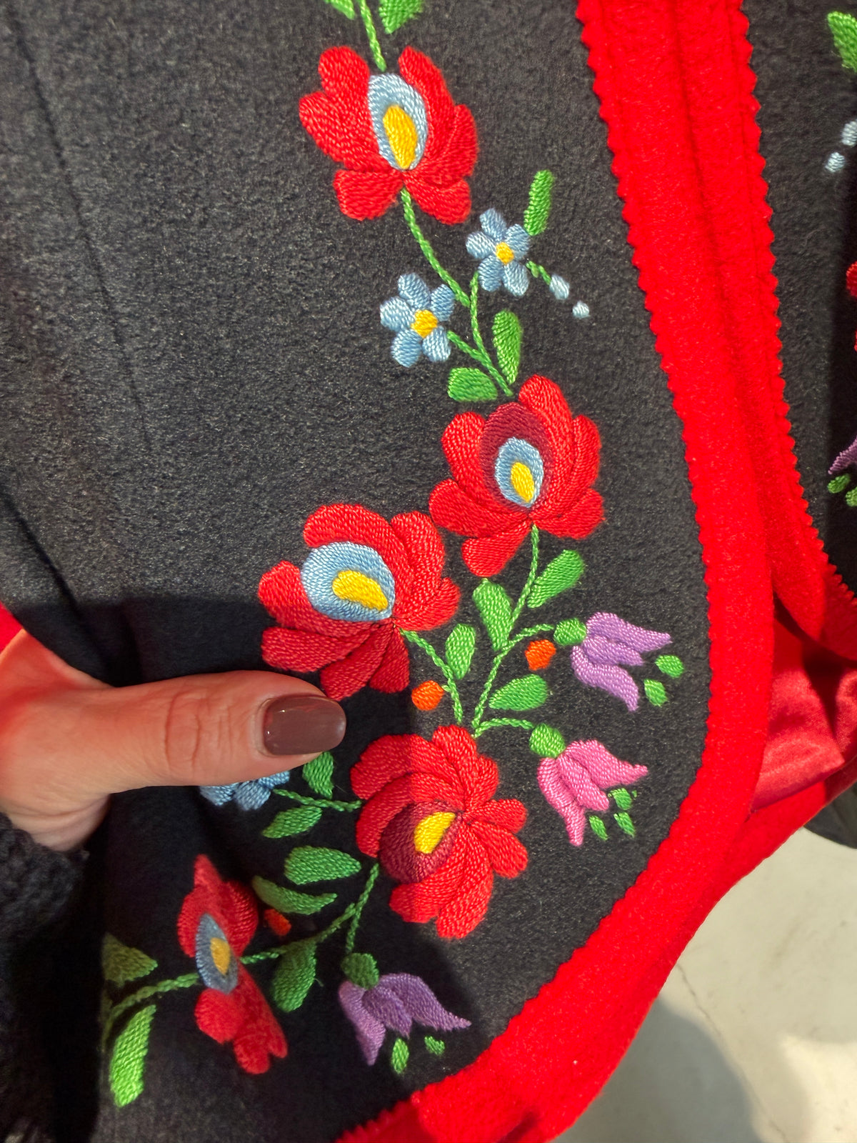 Vestă vintage din stofă plină de lana cu broderie superbă și paspoal