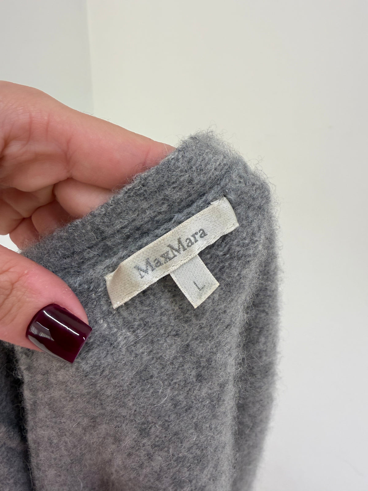 Cardigan Max Mara din cașmir multiply în croi atemporal minimalist specific