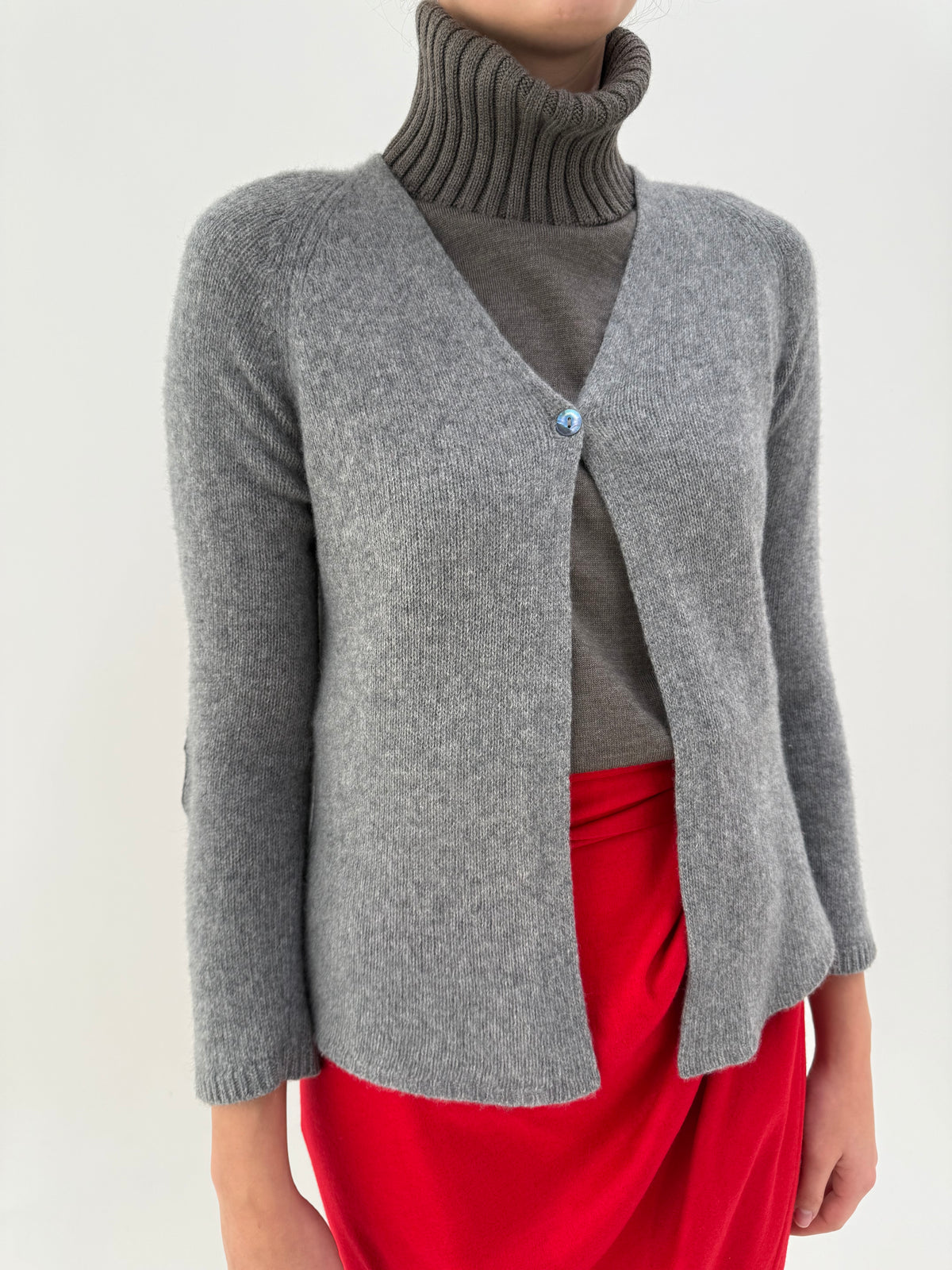 Cardigan Max Mara din cașmir multiply în croi atemporal minimalist specific