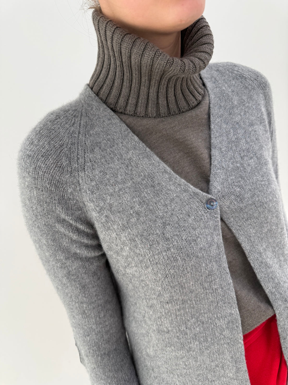 Cardigan Max Mara din cașmir multiply în croi atemporal minimalist specific