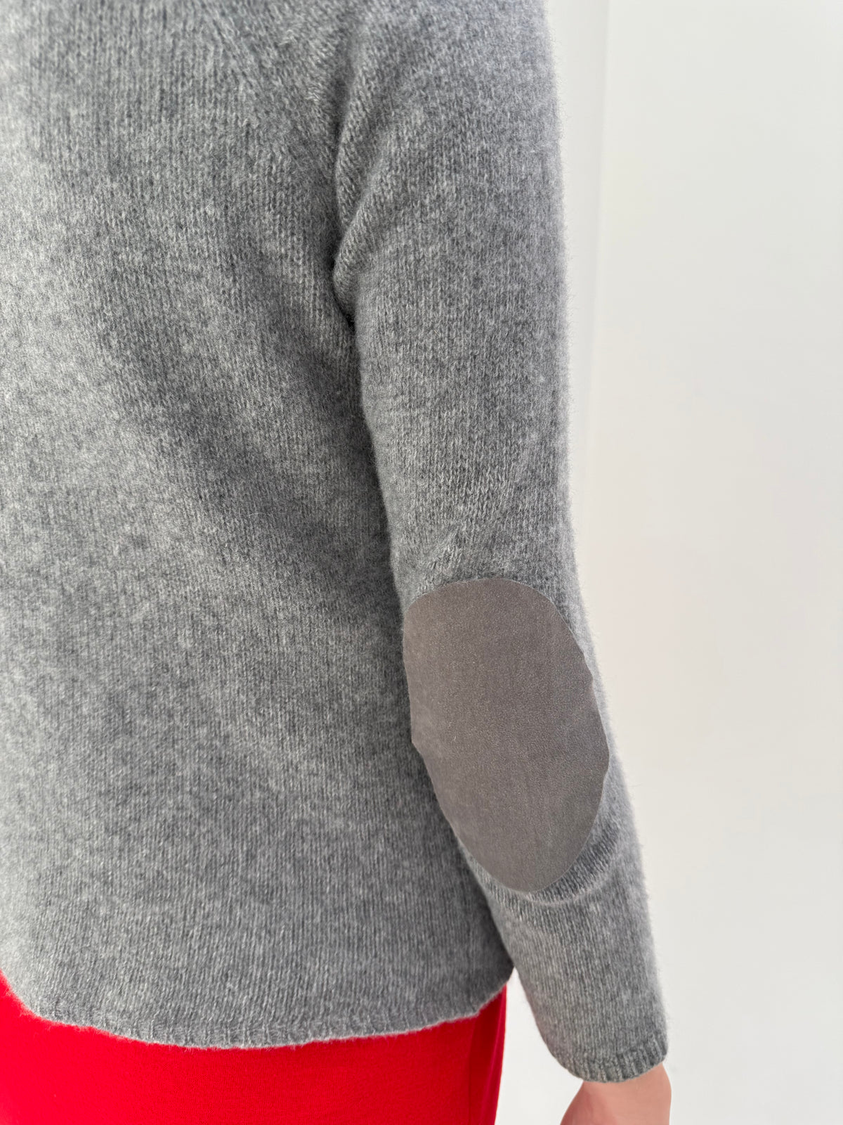 Cardigan Max Mara din cașmir multiply în croi atemporal minimalist specific
