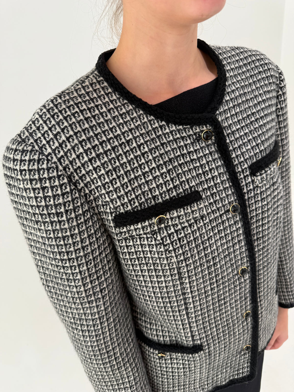 Sacou vintage luxury Elena Miro în stil Chanel din tweed alb negru cu paspoal și nasturi decorativi