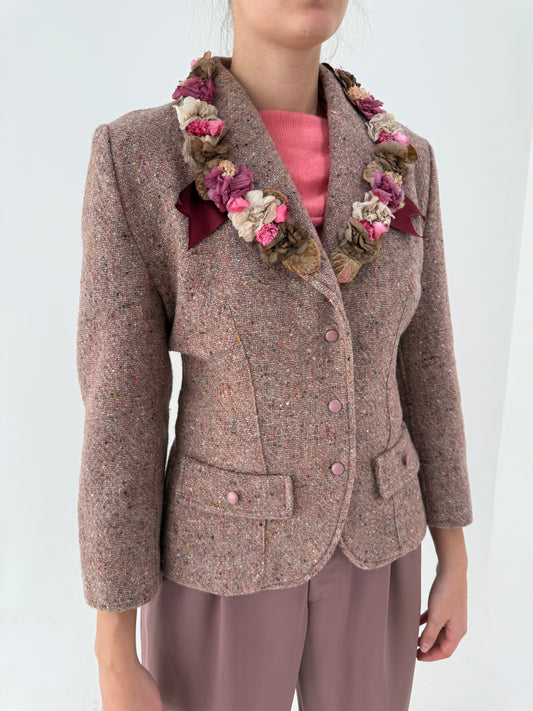Sacou din tweed cu aplicații realizate manual excepționale din tweed dusty Pink de lana