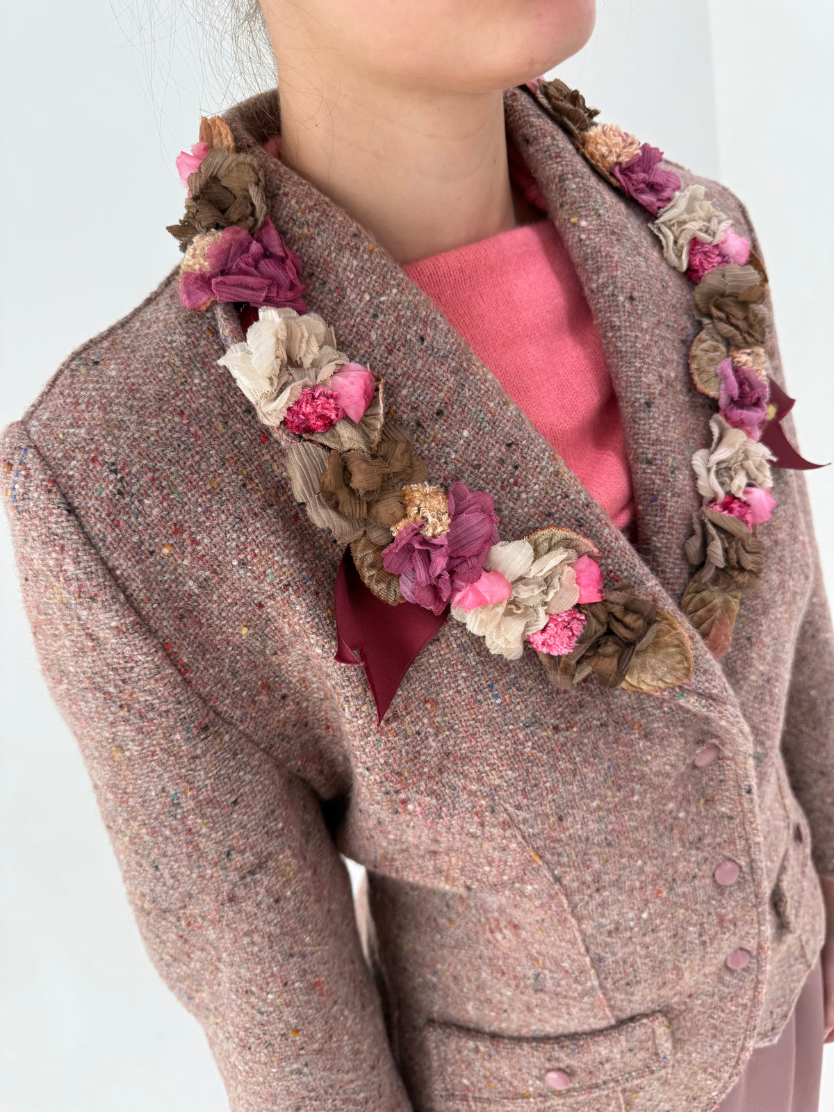 Sacou din tweed cu aplicații realizate manual excepționale din tweed dusty Pink de lana