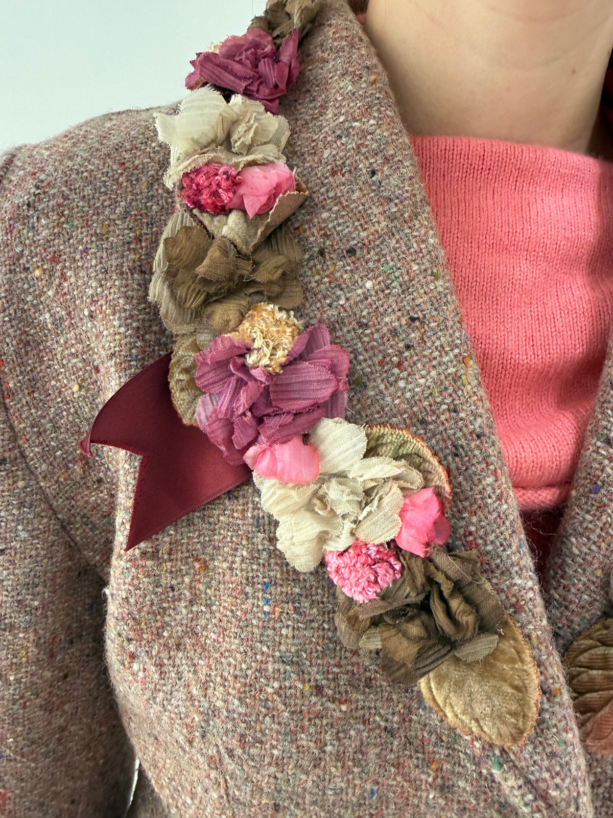 Sacou din tweed cu aplicații realizate manual excepționale din tweed dusty Pink de lana