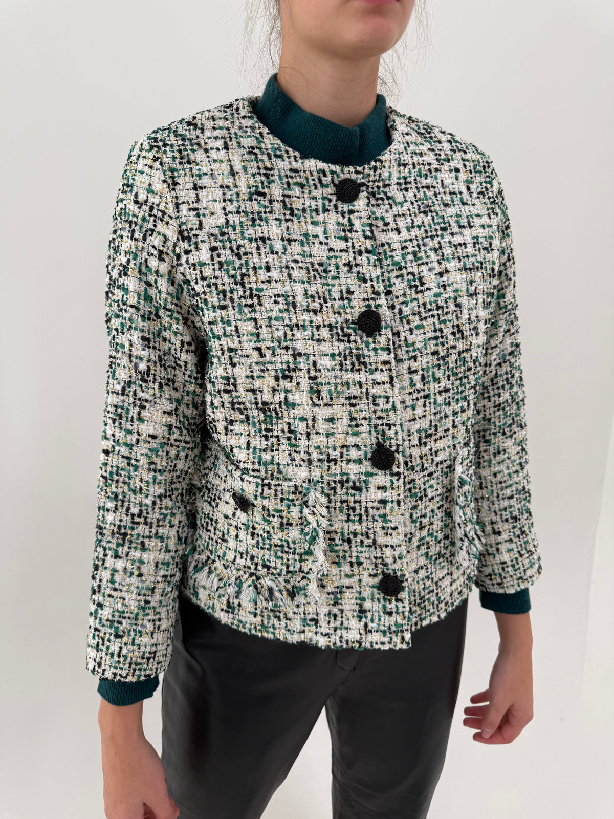 Sacou petite italian în stil Chanel din tweed superb alb cu inserții fine aurii, negre și dark green