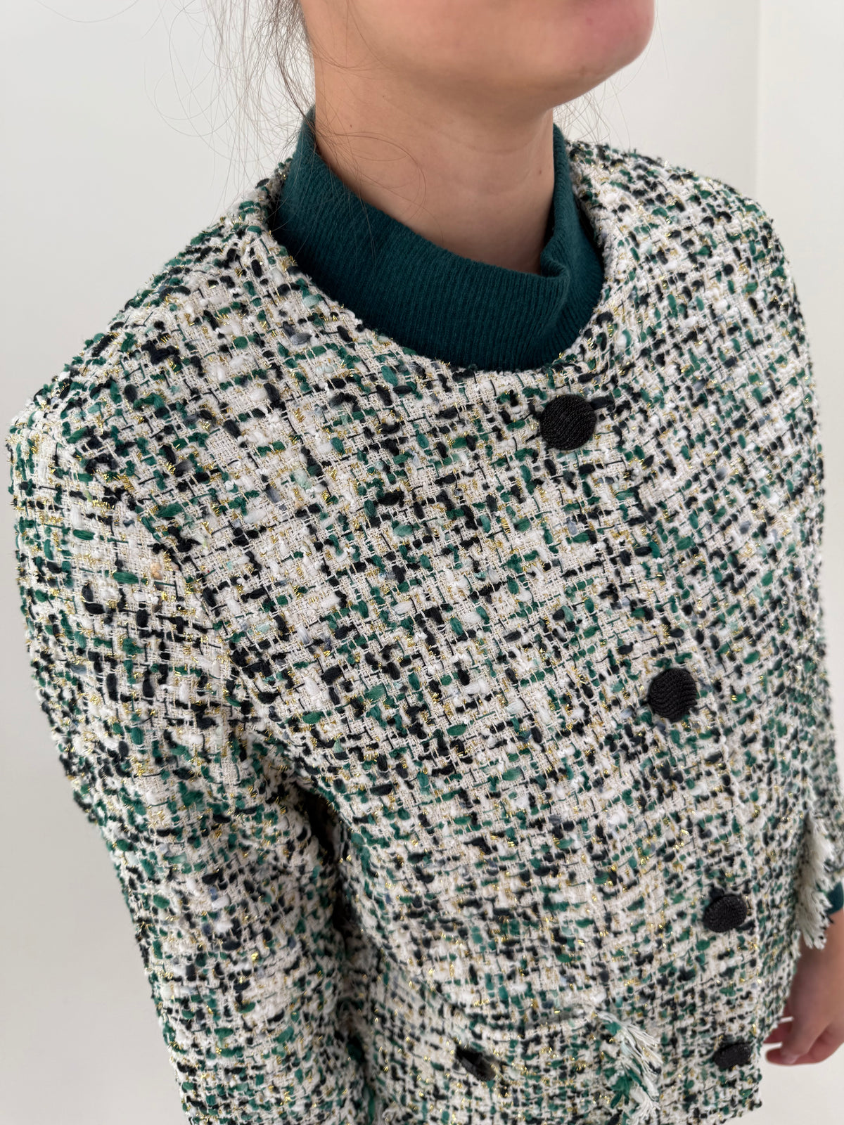 Sacou petite italian în stil Chanel din tweed superb alb cu inserții fine aurii, negre și dark green