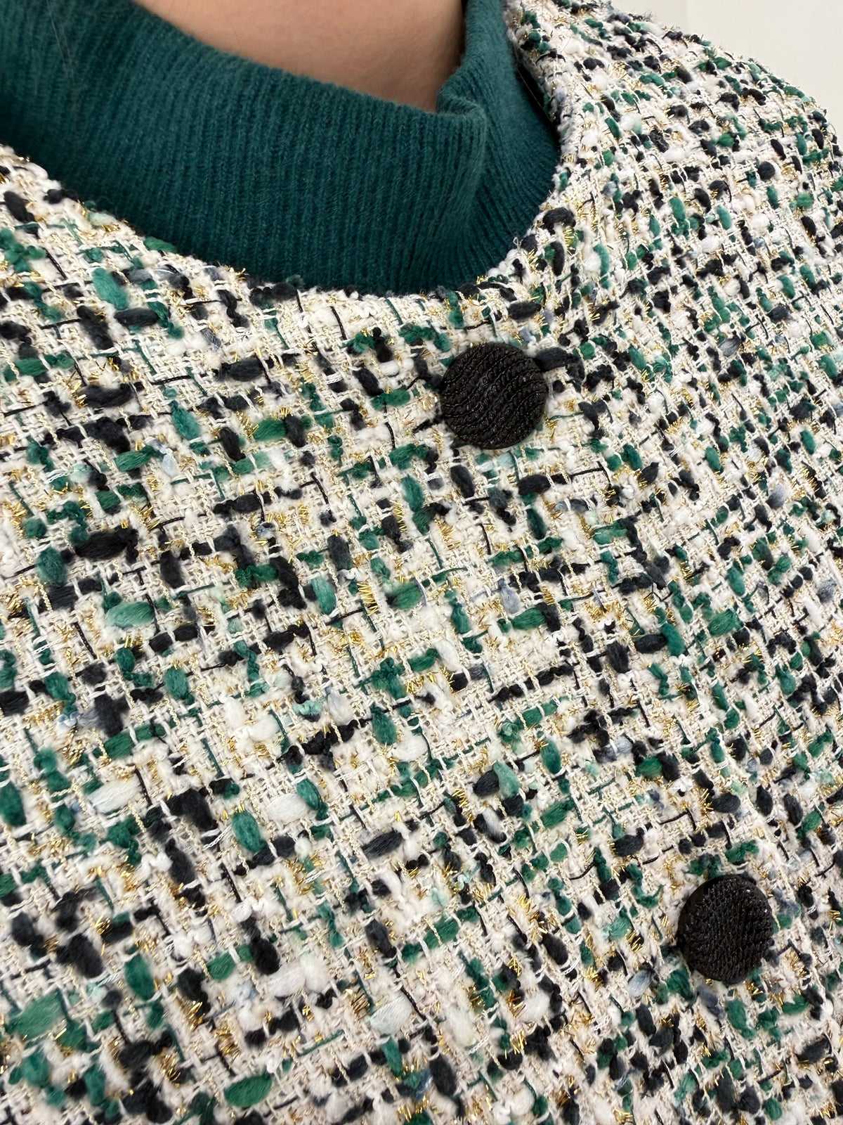 Sacou petite italian în stil Chanel din tweed superb alb cu inserții fine aurii, negre și dark green