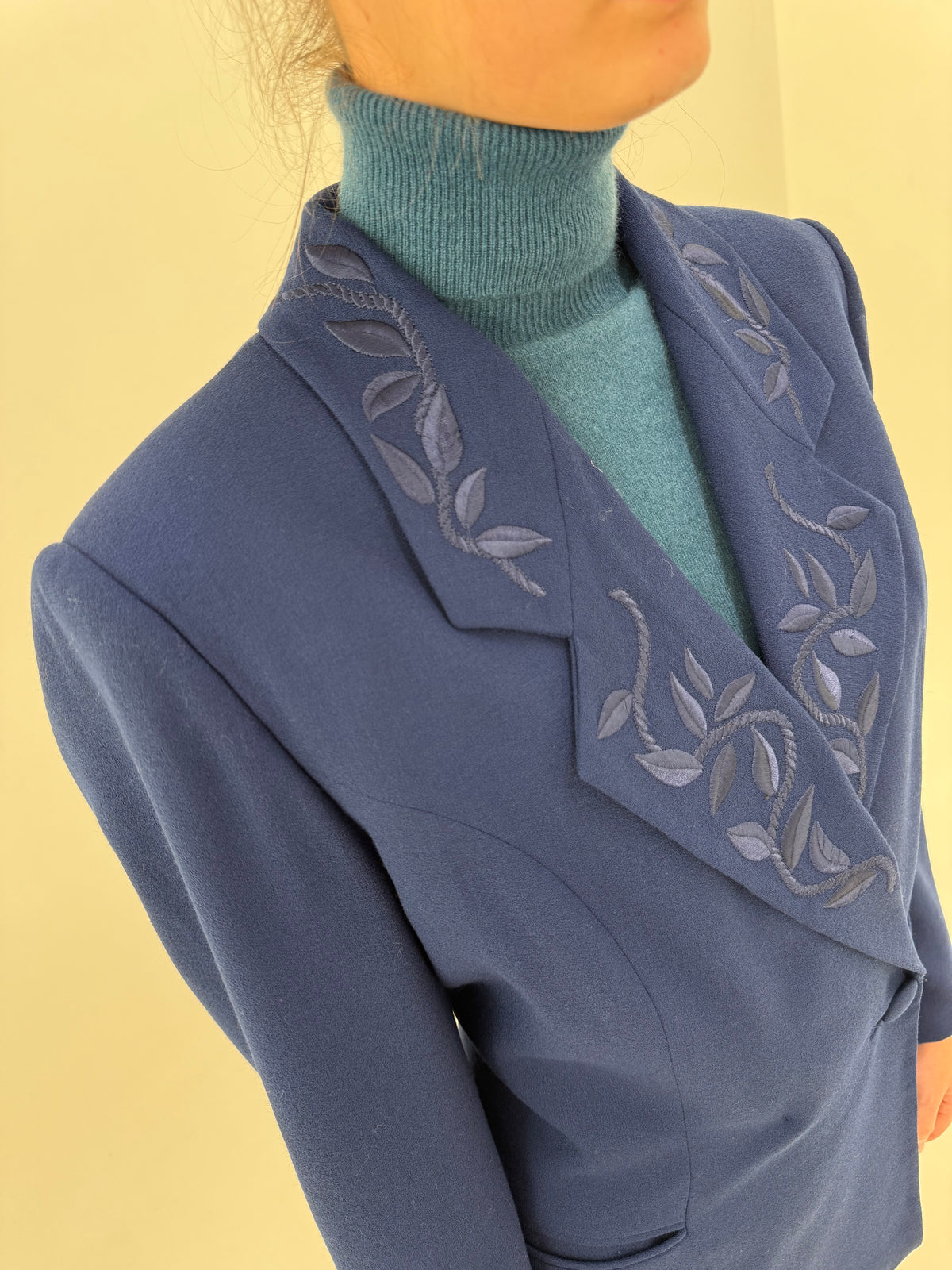 Sacou vintage high end italian în croi tip pardesiu din lana structurată cu broderie