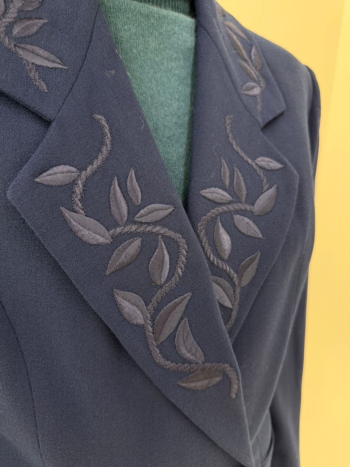 Sacou vintage high end italian în croi tip pardesiu din lana structurată cu broderie