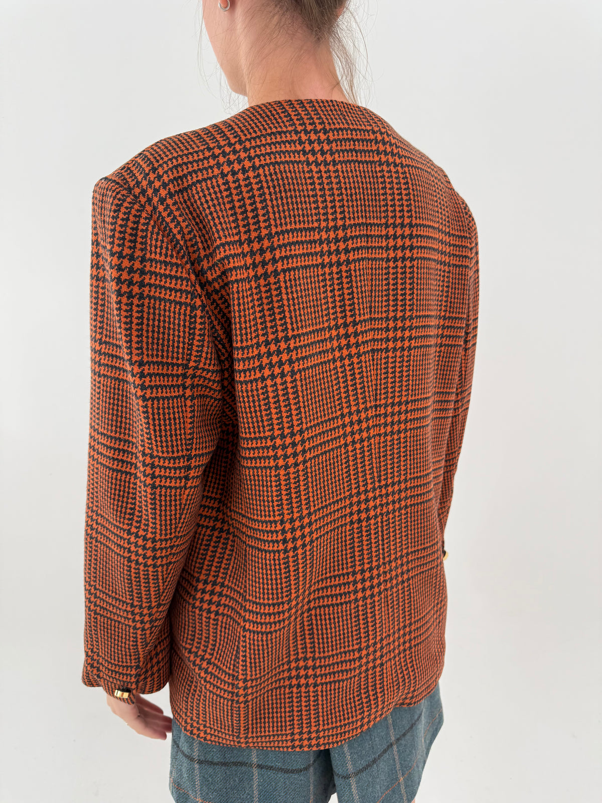 Sacou pied de coq în carouri burnt orange din tweed de lana și cașmir în croi minimalist