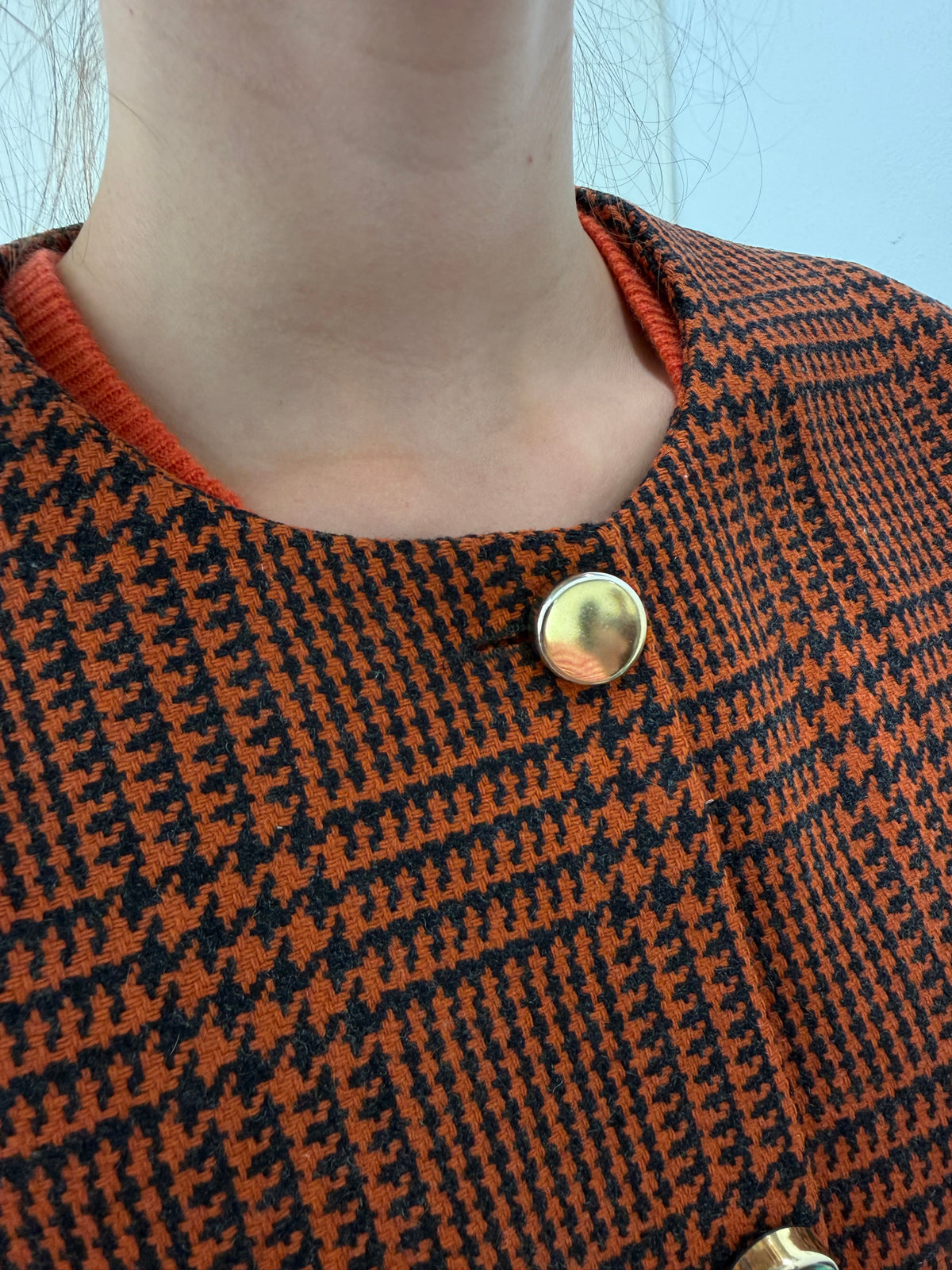 Sacou pied de coq în carouri burnt orange din tweed de lana și cașmir în croi minimalist