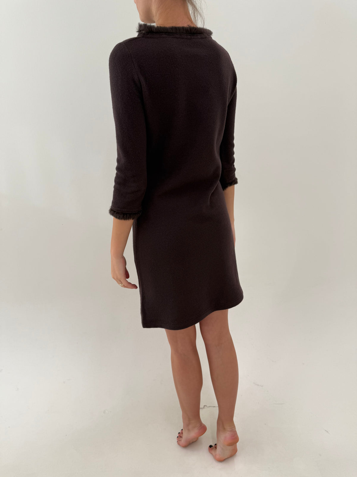 Rochie chocolate brown din tricot dens de lana extrafina cu decolteu bateau și blană naturală
