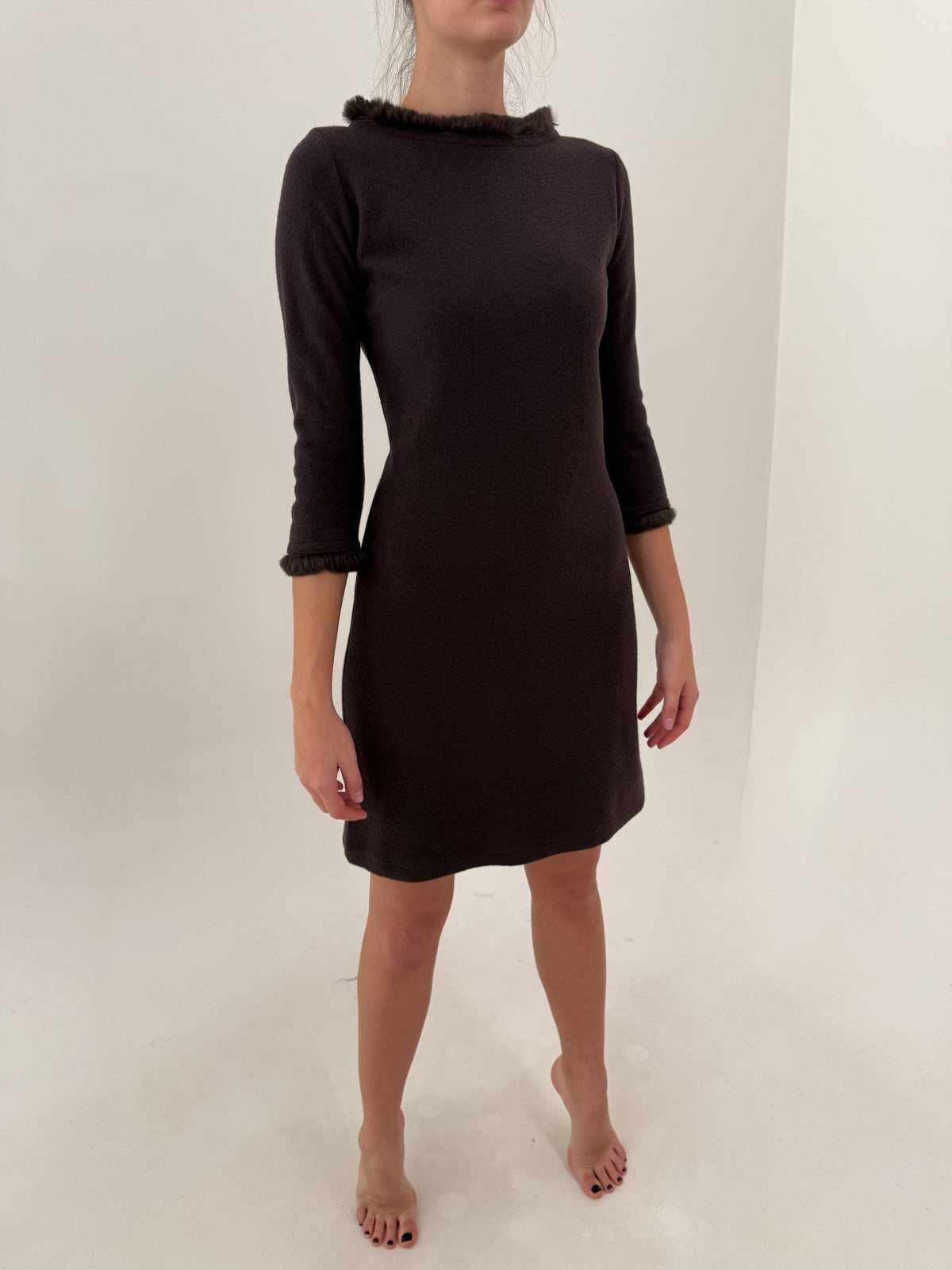 Rochie chocolate brown din tricot dens de lana extrafina cu decolteu bateau și blană naturală