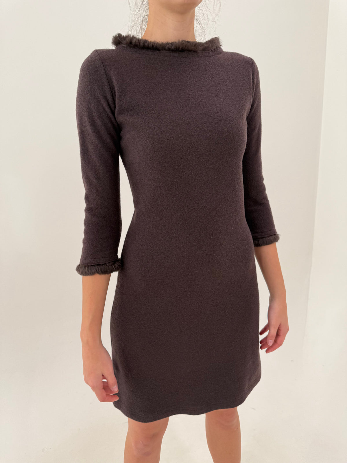 Rochie chocolate brown din tricot dens de lana extrafina cu decolteu bateau și blană naturală