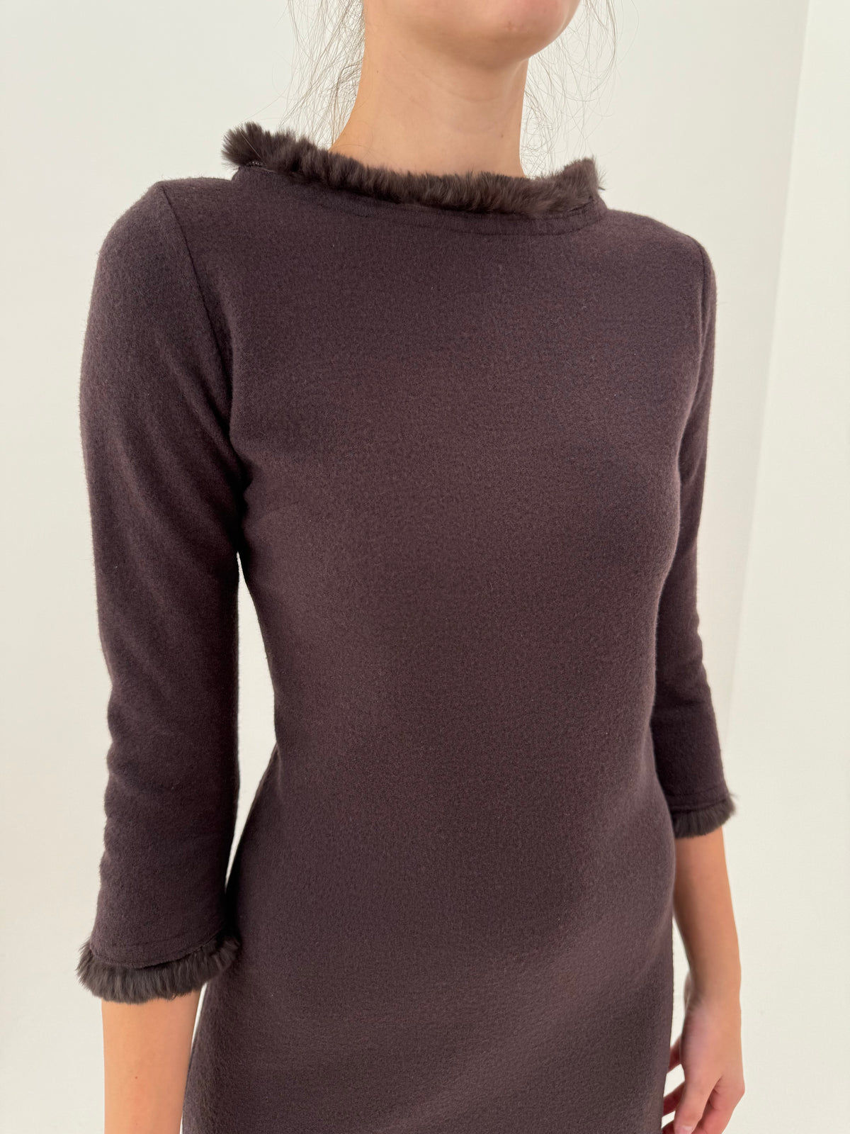 Rochie chocolate brown din tricot dens de lana extrafina cu decolteu bateau și blană naturală