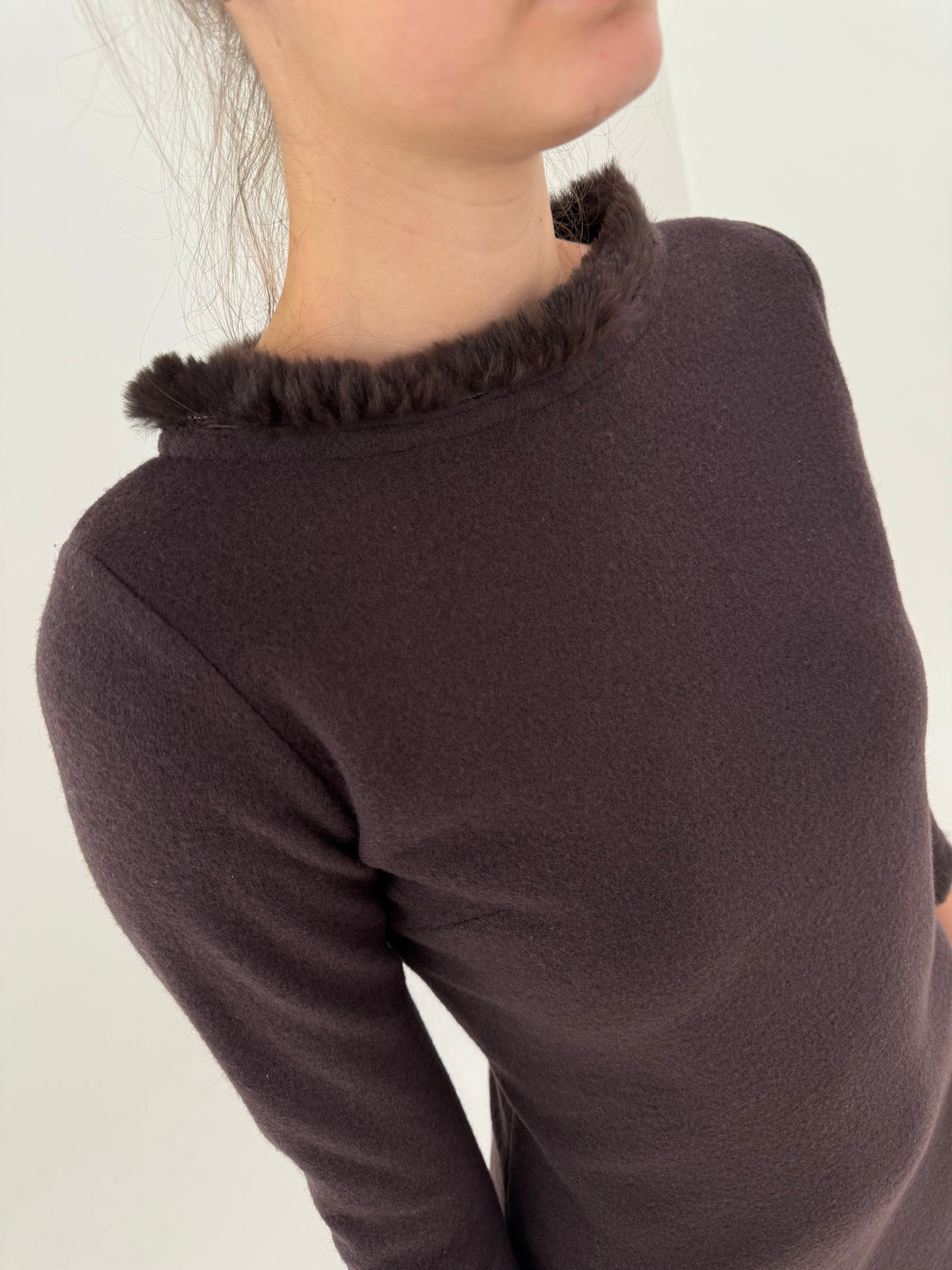 Rochie chocolate brown din tricot dens de lana extrafina cu decolteu bateau și blană naturală