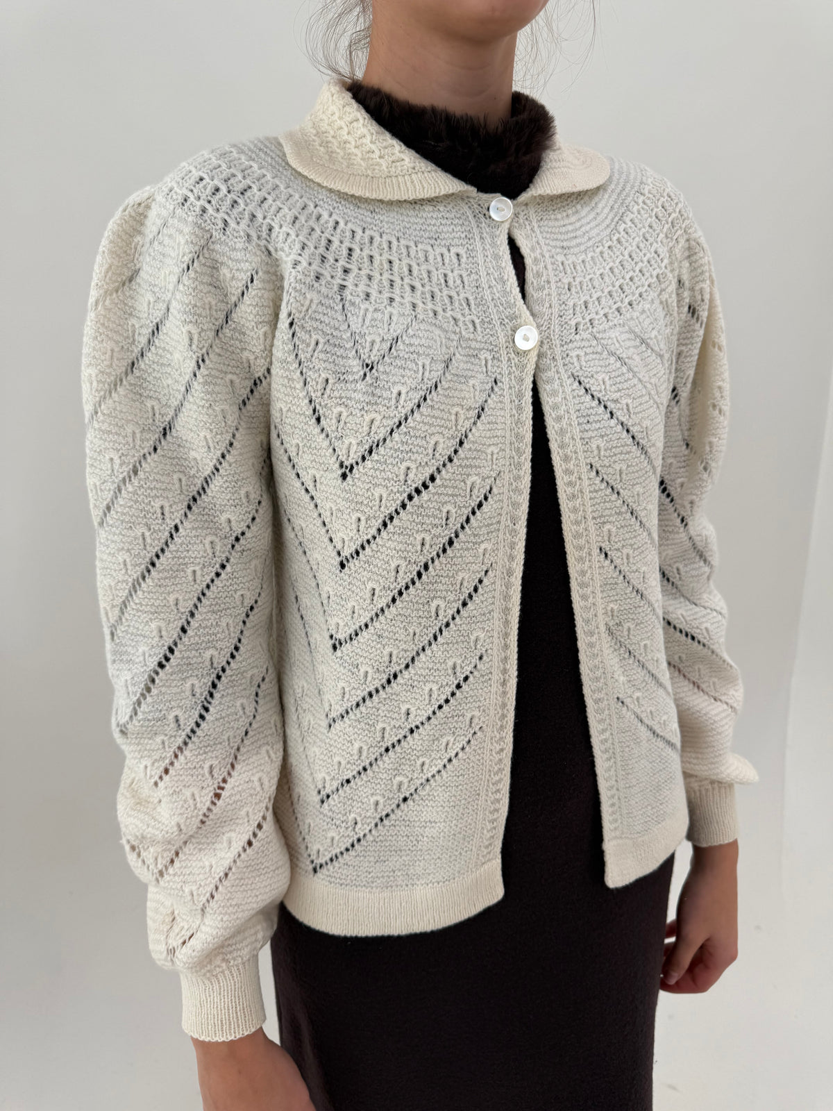 Cardigan vintage lucrat manual din lana plină dantelata cu guleraș