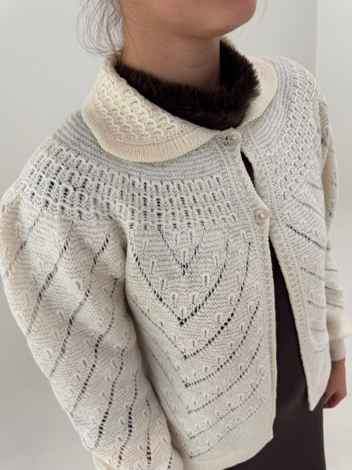Cardigan vintage lucrat manual din lana plină dantelata cu guleraș