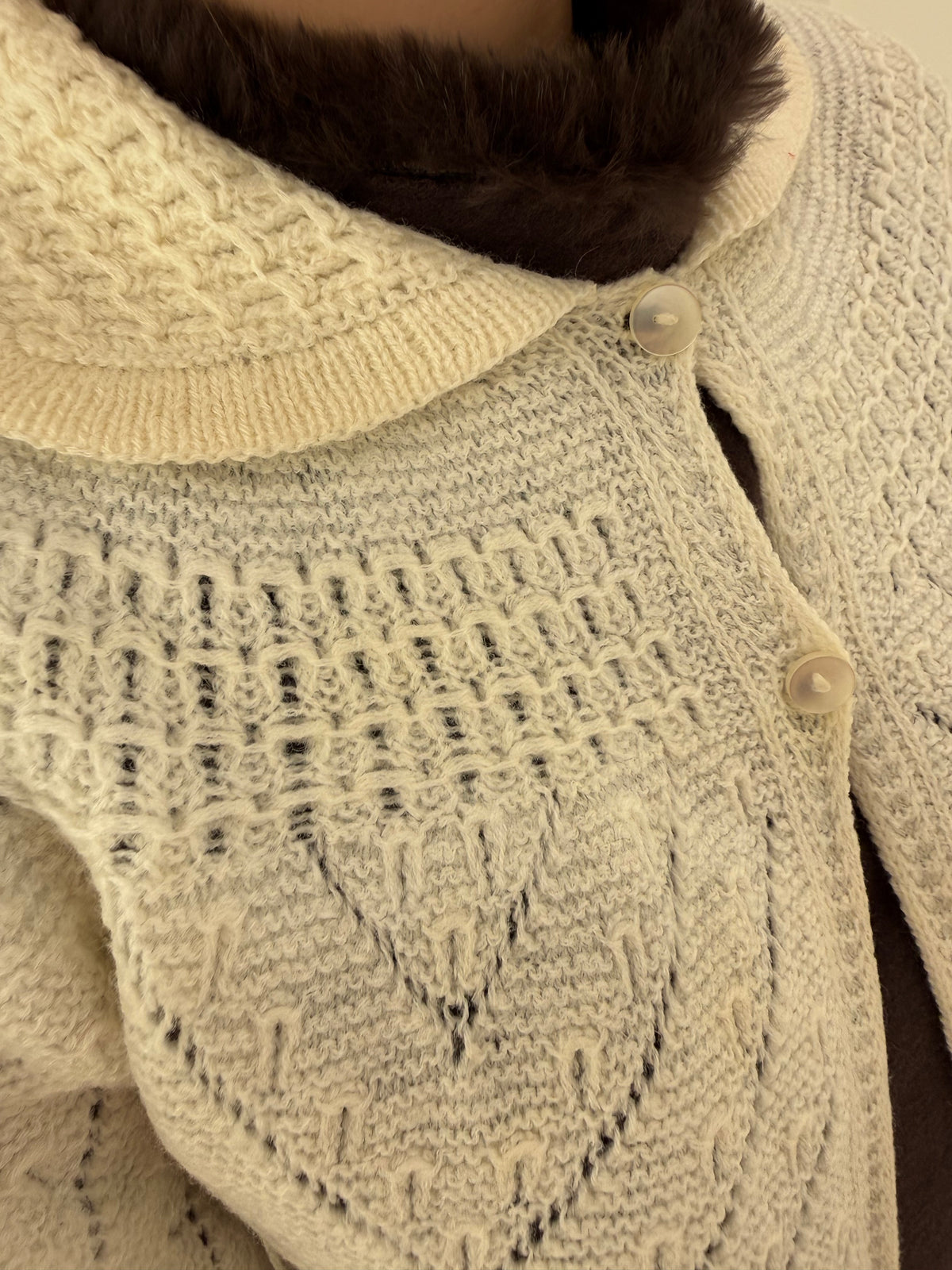 Cardigan vintage lucrat manual din lana plină dantelata cu guleraș