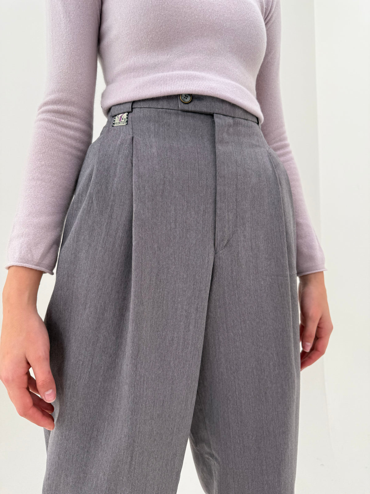 Pantaloni tall cu pense adânci lavender gray și talie extrem de înaltă din lana extrafina baloon