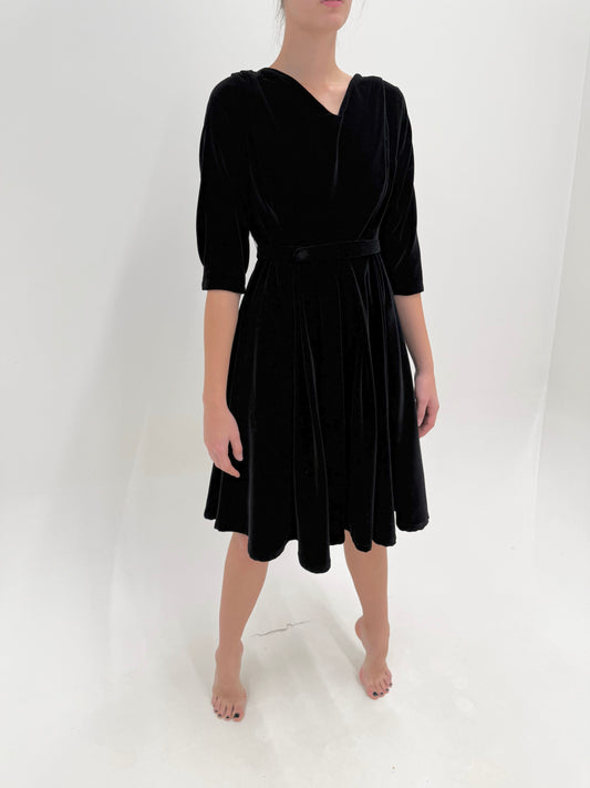 LBD old vintage anii 50 cu talie ultra marcată și fusta extrem de amplă din catifea excepțională