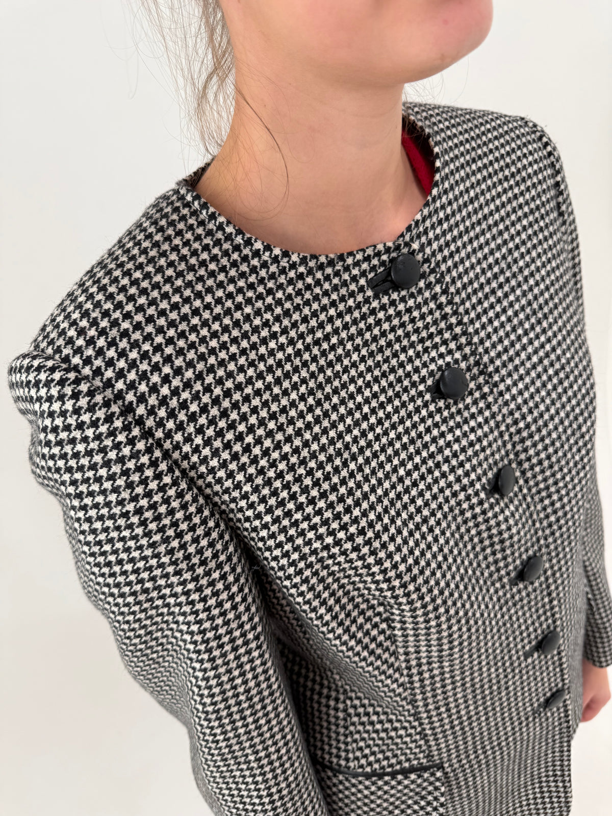 Sacou din tweed pied de coq alb negru din lana extrafina în croi cambrat minimalist
