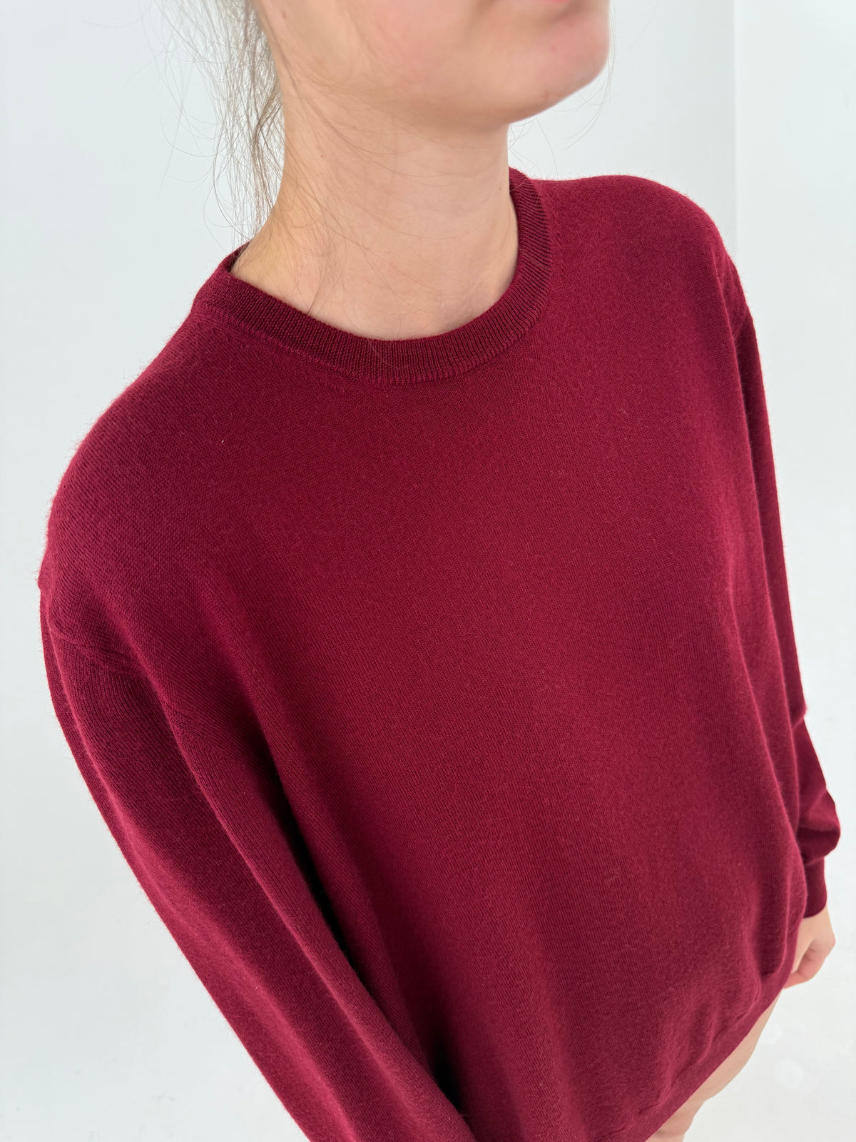 Pulover burgundy crew neck din mix de lana merino în croi lejer