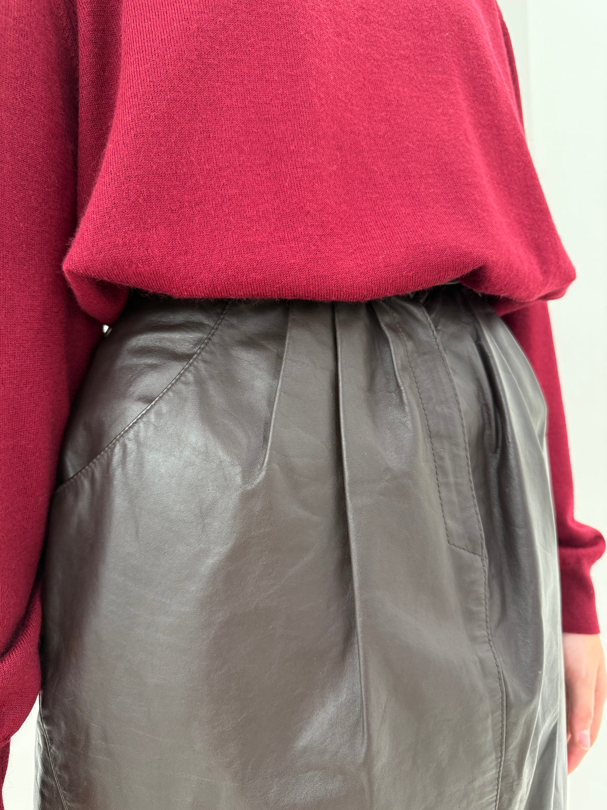 Fustă din piele naturală extra fină mahogany brown (spre bordo) cu pense
